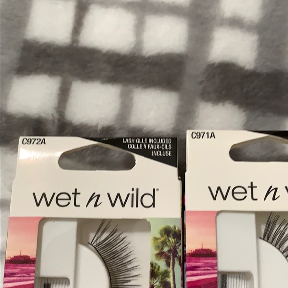 BUNDLE: makeup bag, brushes and lashes - Picture 7 of 9